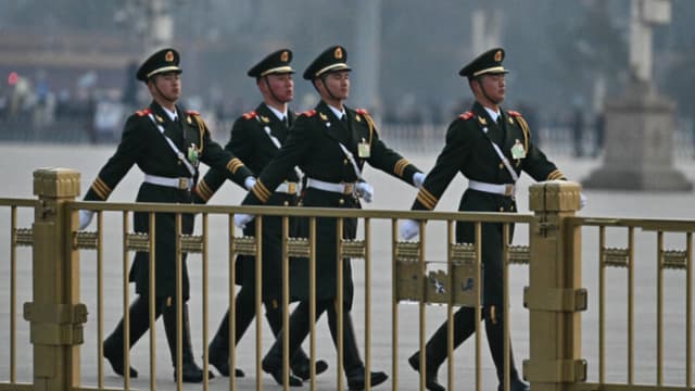 Miembros de la policía paramilitar china patrullan la plaza de Tiananmen antes de la sesión inaugural de la Asamblea Popular Nacional en el Gran Salón del Pueblo de Beijing, el 5 de marzo de 2025. (Pedro Pardo/AFP vía Getty Images).