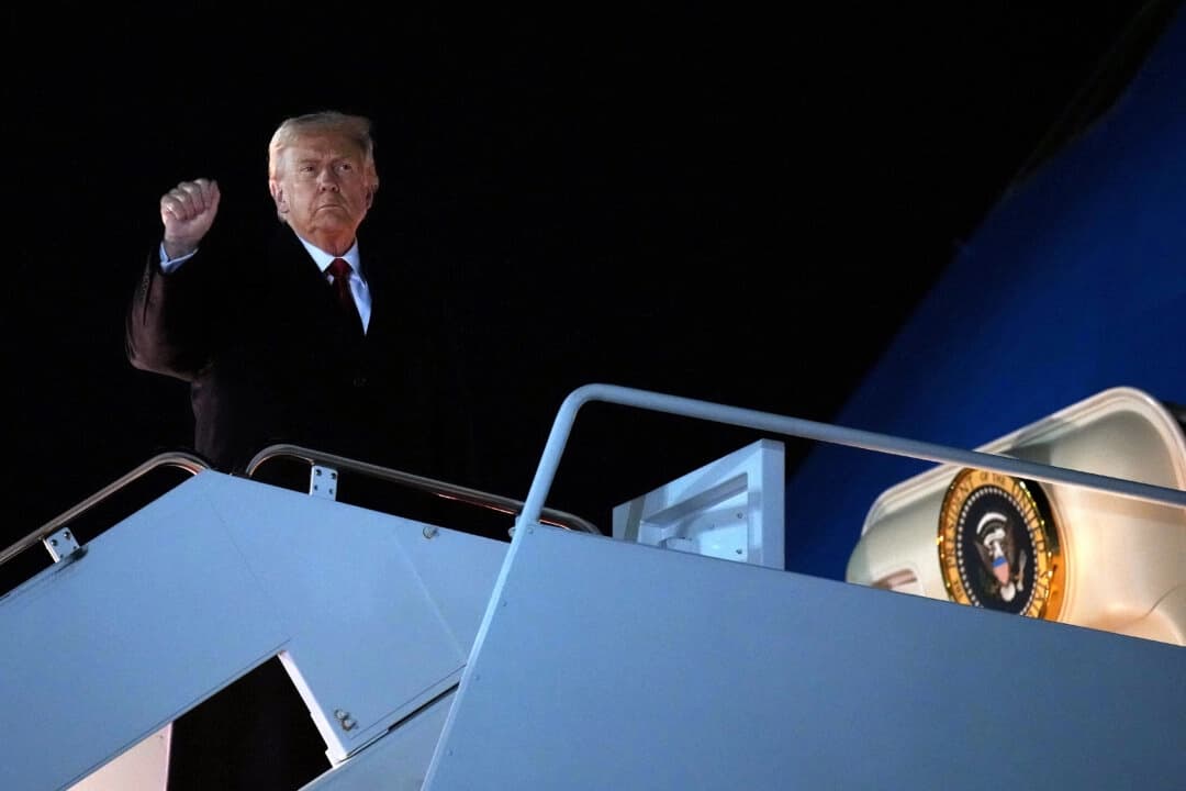 El presidente Donald Trump aborda el Air Force One en la Base Conjunta Andrews, Maryland, el 24 de octubre de 2025. (Andrew Harnik/Getty Images)