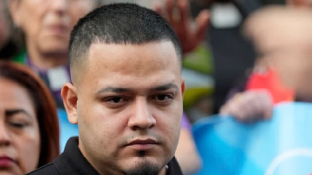 Kilmar Abrego García se une a sus seguidores en una manifestación de protesta frente a la oficina local del Servicio de Inmigración y Control de Aduanas en Baltimore el 25 de agosto de 2025. (Stephanie Scarbrough/Foto de AP)