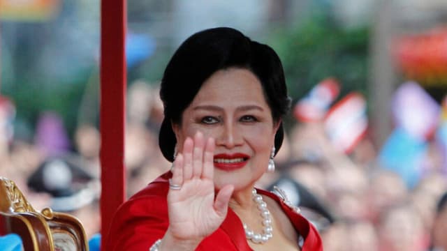 La reina Sirikit de Tailandia saluda a la gente durante su llegada a Chinatown para las celebraciones del Año Nuevo Lunar en Bangkok, Tailandia, el 23 de enero de 2012. Sukree Sukplang/Reuters