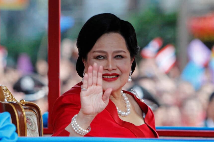 La reina Sirikit de Tailandia saluda a la gente durante su llegada a Chinatown para las celebraciones del Año Nuevo Lunar en Bangkok, Tailandia, el 23 de enero de 2012. Sukree Sukplang/Reuters