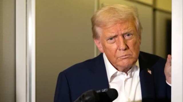 El presidente Donald Trump habla con los medios a bordo del Air Force One el 24 de octubre de 2025, camino a Malasia para la cumbre de la ASEAN. (Andrew Caballero-Reynolds/AFP vía Getty Images)