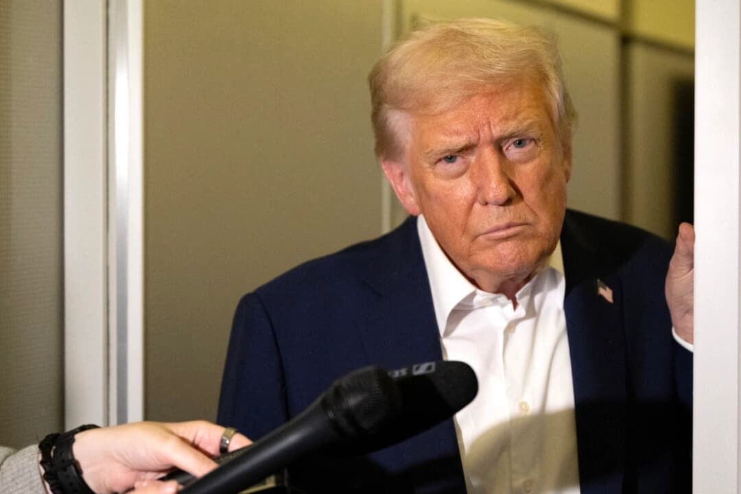 El presidente Donald Trump habla con los medios a bordo del Air Force One el 24 de octubre de 2025, camino a Malasia para la cumbre de la ASEAN. (Andrew Caballero-Reynolds/AFP vía Getty Images)