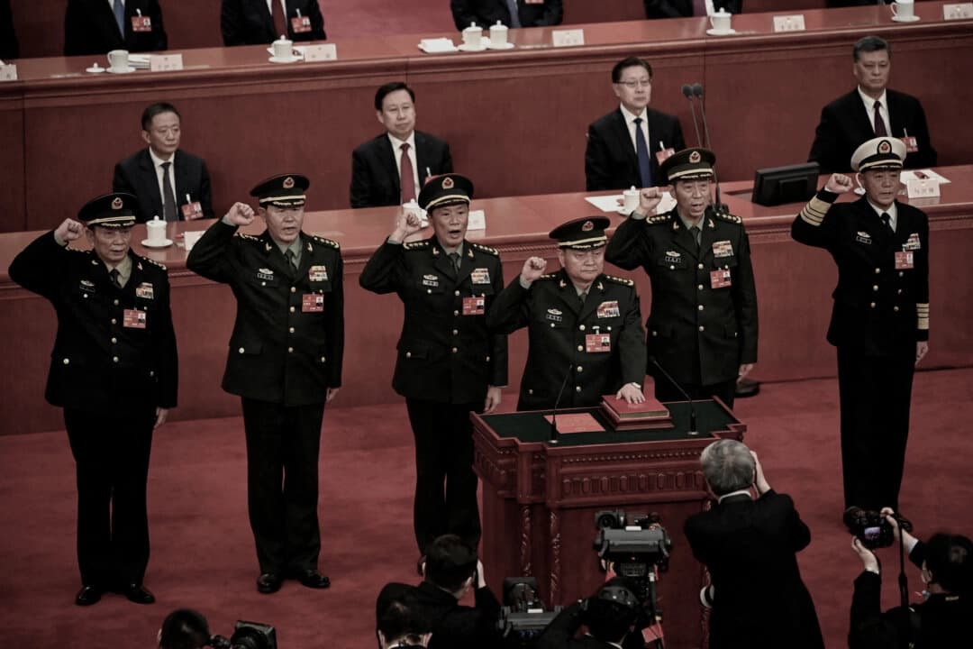 Zhang Youxia (delante), recién elegido vicepresidente de la Comisión Militar Central de la República Popular China, presta juramento junto con los miembros de la Comisión Militar Central (de izquierda a derecha) Zhang Shengmin, Liu Zhenli, He Weidong, Li Shangfu y Miao Hua, tras su elección durante la cuarta sesión plenaria de la Asamblea Popular Nacional (APN) en el Gran Salón del Pueblo en Beijing, China, el 11 de marzo de 2023. (Greg Baker/Pool vía Reuters)