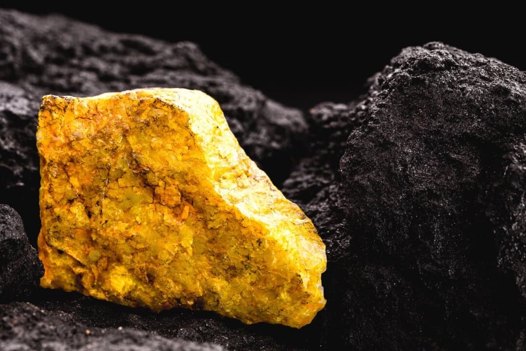 Mineral de uranio en una foto de archivo. (Shutterstock)