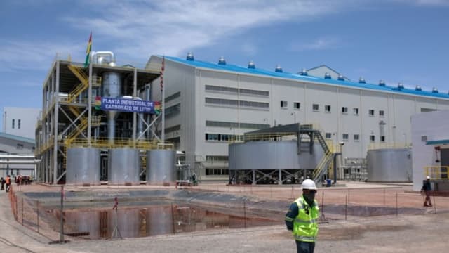 Un trabajador camina frente a la planta de carbonato de litio durante la inauguración de la planta de carbonato de litio dependiente del Ministerio de Hidrocarburos y Energía de Bolivia en el Complejo Industrial YLB el 15 de diciembre de 2023 en Potosí, Bolivia. (Gaston Brito Miserocchi/Getty Images)