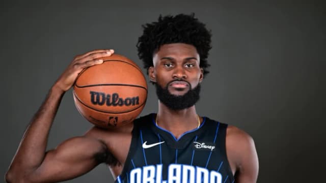 Jugador de la NBA explica por qué se negó a arrodillarse