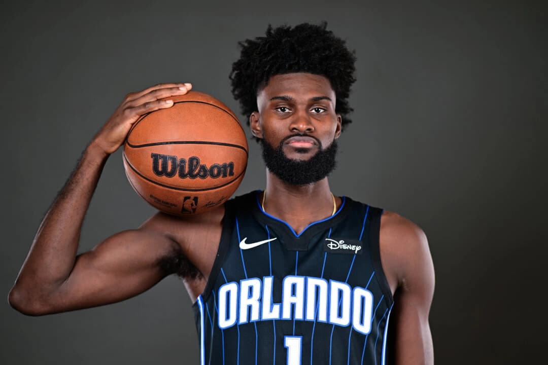 Jonathan Isaac, de los Orlando Magic, posa para una foto durante la jornada de prensa de los Orlando Magic 2023-2024 en el AdventHealth Training Center de Orlando, Florida, el 2 de octubre de 2023. (Julio Aguilar/Getty Images)