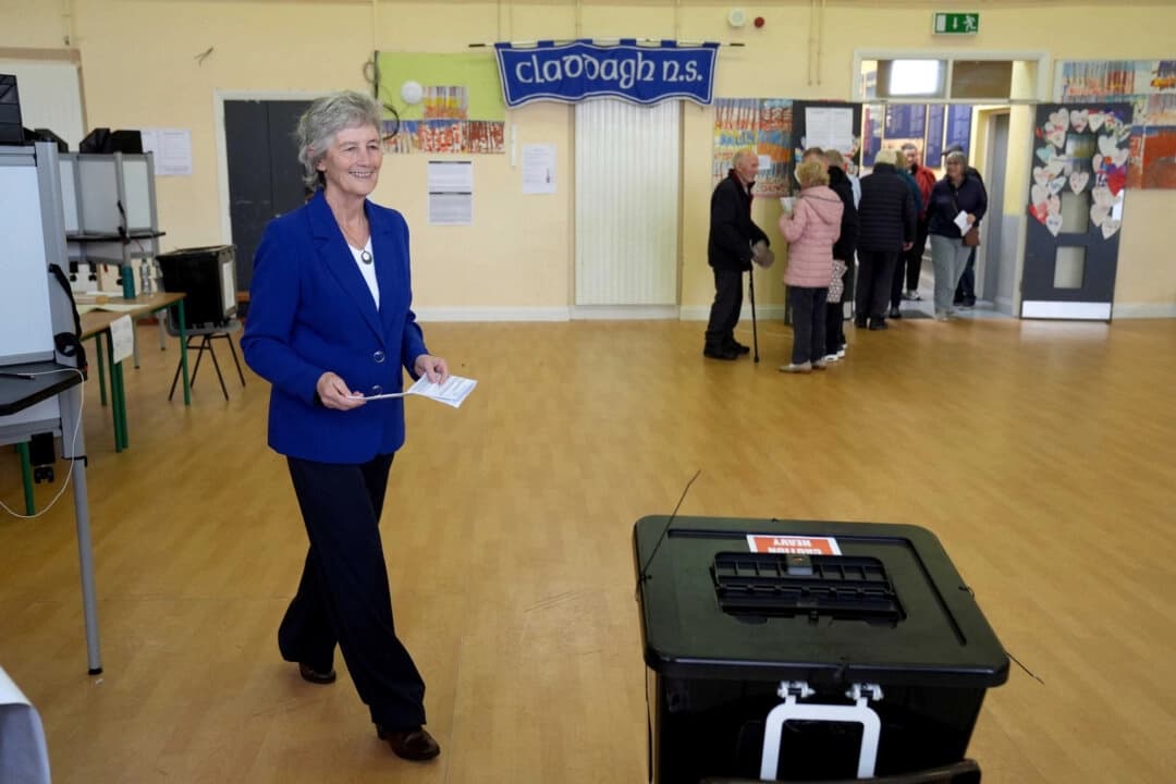 La candidata independiente Catherine Connolly vota en las elecciones para la presidencia de Irlanda en la Claddagh National School de la ciudad de Galway, Irlanda, el 24 de octubre de 2025. (Brian Lawless/PA vía AP)