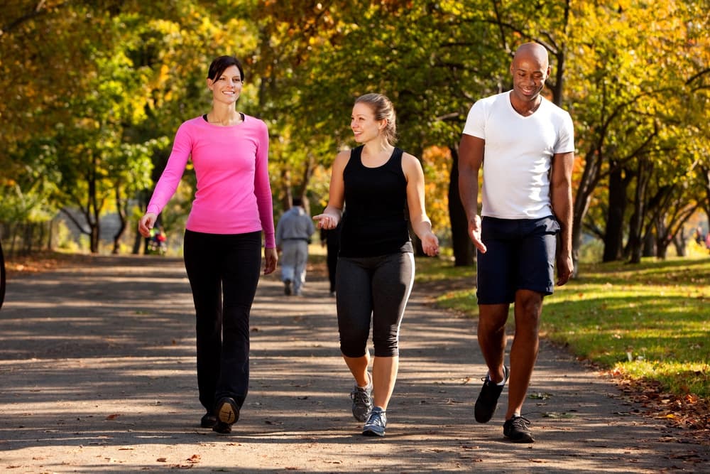 Hay muchos beneficios de caminar regularmente, desde la pérdida de peso hasta la reducción de la presión arterial y el azúcar en la sangre. (Shutterstock)