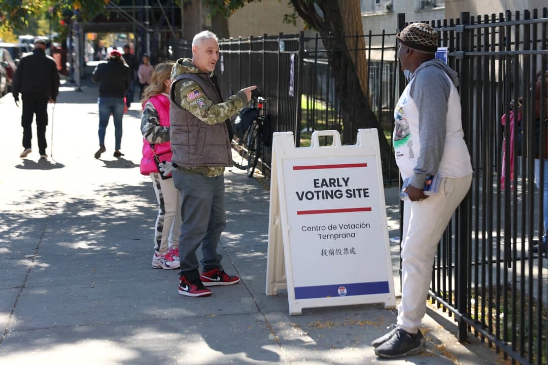 La gente acude a participar en la votación anticipada en un centro electoral del barrio de Flatbush, en el distrito de Brooklyn de la ciudad de Nueva York, el 25 de octubre de 2025. (Michael M. Santiago/Getty Images)