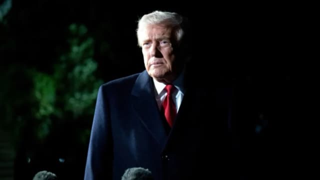 El presidente Donald Trump habla con los medios de comunicación mientras se dirige al Marine One antes de partir desde el Jardín Sur de la Casa Blanca el 24 de octubre de 2025, para emprender un viaje de una semana por Asia. (Saul Loeb/AFP a través de Getty Images)