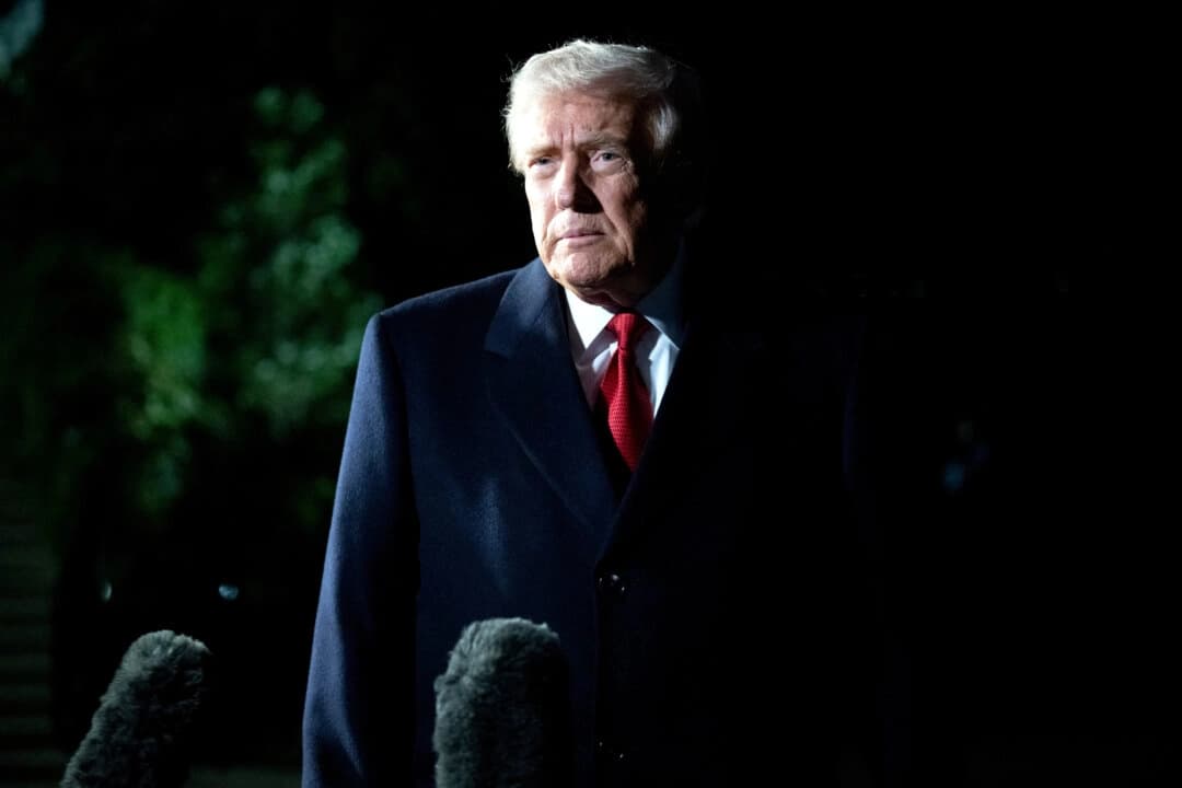 El presidente Donald Trump habla con los medios de comunicación mientras se dirige al Marine One antes de partir desde el Jardín Sur de la Casa Blanca el 24 de octubre de 2025, para emprender un viaje de una semana por Asia. (Saul Loeb/AFP a través de Getty Images)