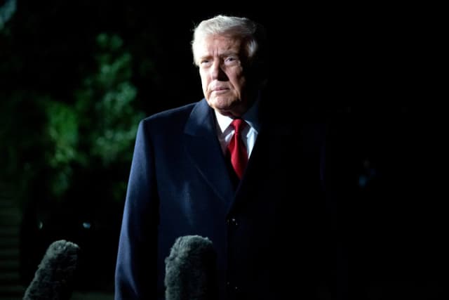 El presidente Donald Trump habla con los medios de comunicación mientras se dirige al Marine One antes de partir desde el Jardín Sur de la Casa Blanca el 24 de octubre de 2025, para emprender un viaje de una semana por Asia. (Saul Loeb/AFP a través de Getty Images)