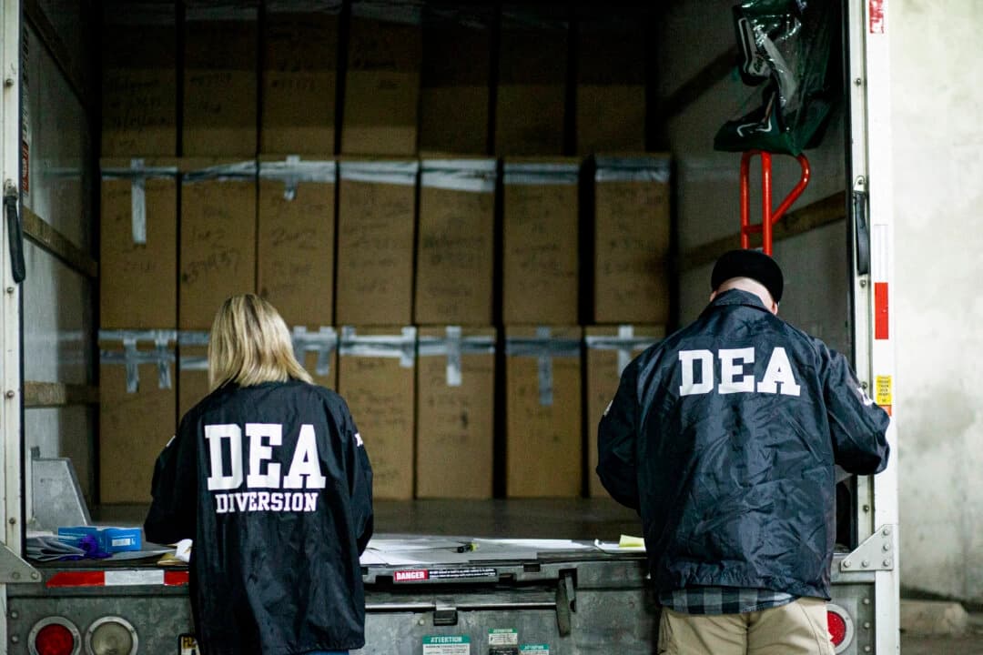 Agentes de la Administración para el Control de Drogas trabajando en un lugar no revelado. (Foto de archivo de Kena Betancur/AFP vía Getty Images)