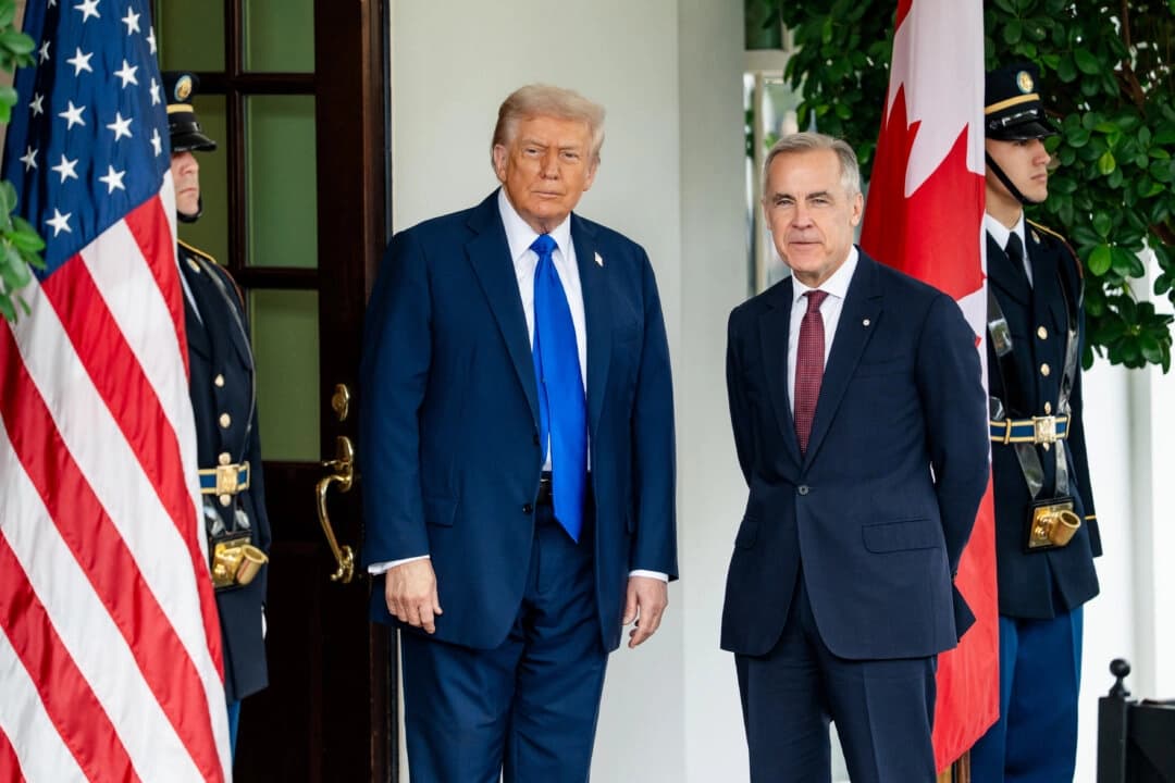 El presidente de Estados Unidos, Donald Trump, saluda al primer ministro canadiense, Mark Carney, en la Casa Blanca el 7 de octubre de 2025. (Madalina Kilroy/The Epoch Times)