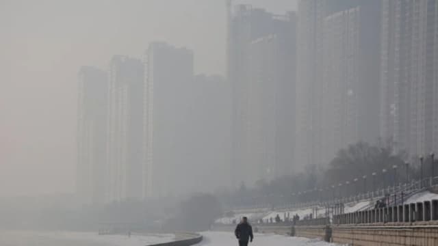 Una densa neblina envuelve la ciudad de Jilin, China, el 24 de diciembre de 2014. (Getty Images)