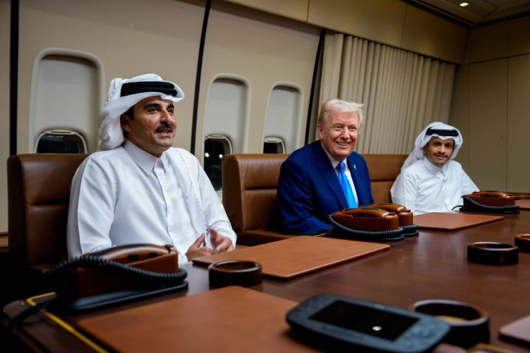 El emir de Qatar, Tamim bin Hamad Al Thani (izq.), acompañado por el primer ministro de Qatar, Mohammed bin Abdulrahman bin Jassim bin Jaber Al Thani (der.), habla mientras el presidente de Estados Unidos, Donald Trump, les da la bienvenida a bordo del Air Force One durante una parada de reabastecimiento de combustible en la base aérea Al-Udeid en Abu Nakhlah, Qatar, el 25 de octubre de 2025. (Andrew Harnik/Getty Images)