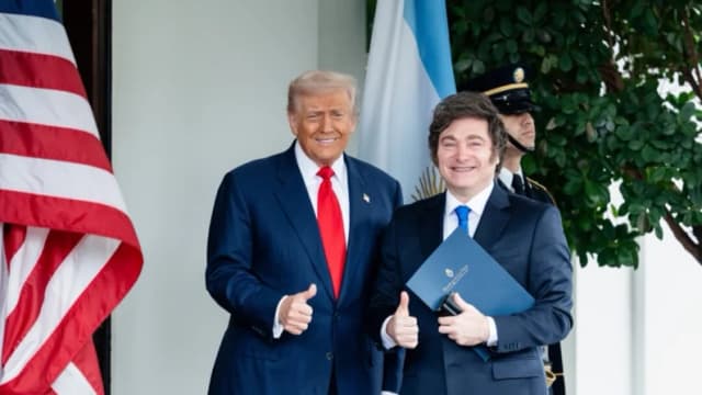 El presidente estadounidense, Donald Trump, saluda al presidente argentino Javier Milei en la Casa Blanca el 14 de octubre de 2025. (Madalina Kilroy/The Epoch Times)