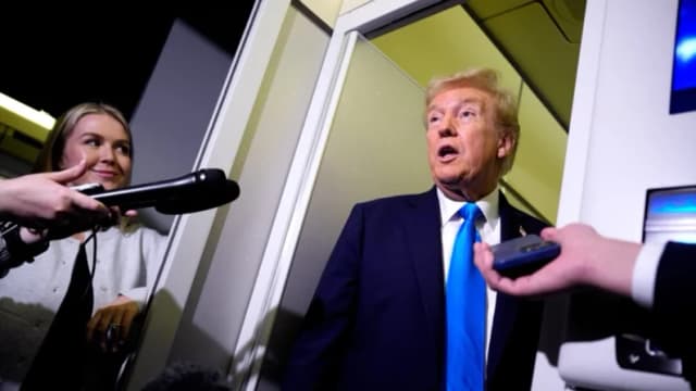 El presidente Donald Trump habla con miembros de los medios de comunicación tras una reunión con el emir de Qatar, el jeque Tamim ibn Hamad Al Thani, y el primer ministro de Qatar, Mohammed bin Abdulrahman bin Jassim bin Jaber Al Thani, a bordo del Air Force One durante una parada de reabastegimiento de combustible en la base aérea Al-Udeid en Abu Nakhlah, Qatar, de camino a Malasia el 25 de octubre de 2025. (Andrew Harnik/Getty Images)