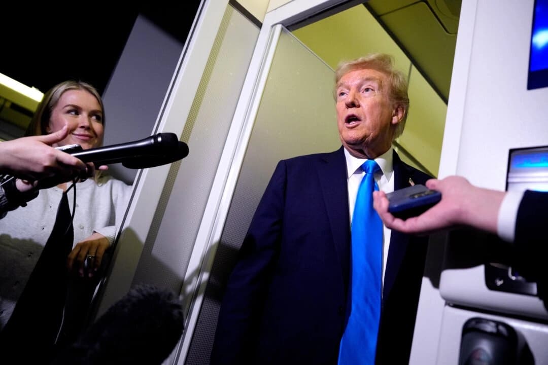 El presidente Donald Trump habla con miembros de los medios de comunicación tras una reunión con el emir de Qatar, el jeque Tamim ibn Hamad Al Thani, y el primer ministro de Qatar, Mohammed bin Abdulrahman bin Jassim bin Jaber Al Thani, a bordo del Air Force One durante una parada de reabastegimiento de combustible en la base aérea Al-Udeid en Abu Nakhlah, Qatar, de camino a Malasia el 25 de octubre de 2025. (Andrew Harnik/Getty Images)