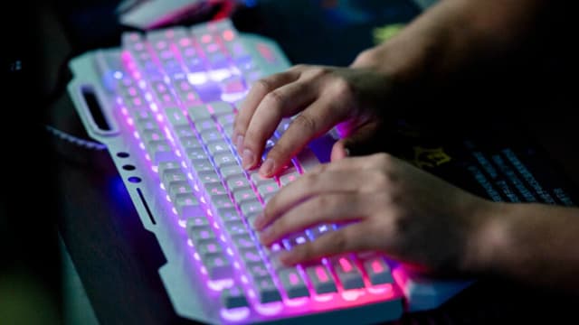 Un miembro de un grupo de hackers utiliza su ordenador en su oficina de Dongguan, provincia de Guangdong (China), el 4 de agosto de 2020. Nicolas Asfouri/AFP vía Getty Images