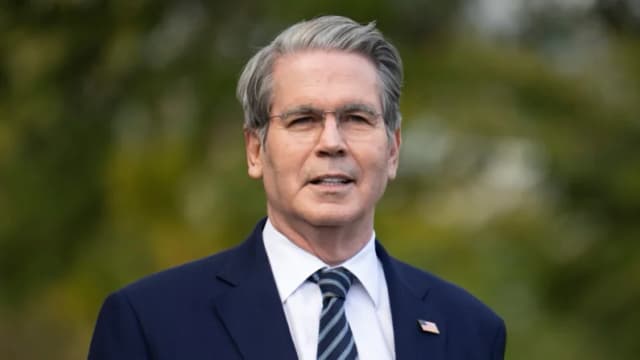 El secretario del Tesoro de Estados Unidos, Scott Bessent, habla con los periodistas frente al ala oeste de la Casa Blanca, el 22 de octubre de 2025. (Jim Watson /AFP vía Getty Images)