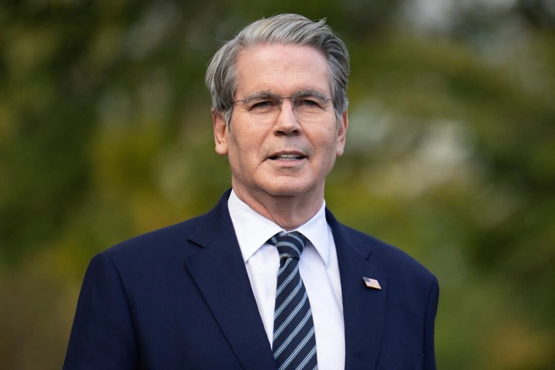 El secretario del Tesoro de Estados Unidos, Scott Bessent, habla con los periodistas frente al ala oeste de la Casa Blanca, el 22 de octubre de 2025. (Jim Watson /AFP vía Getty Images)