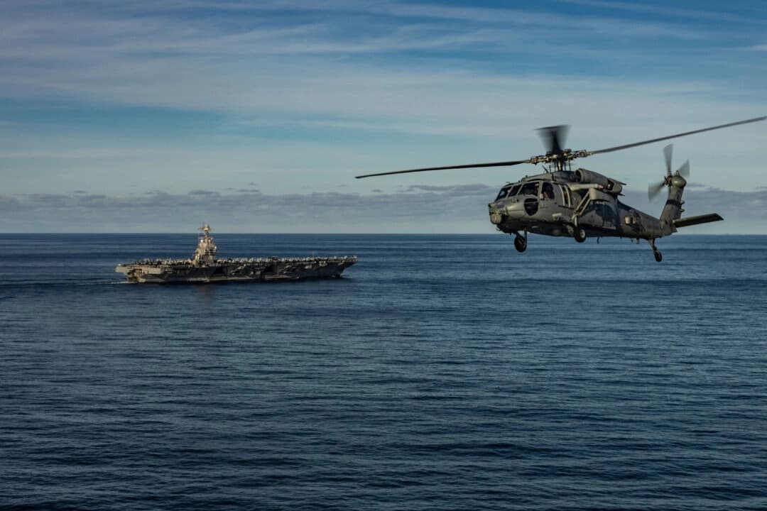Un MH-60S Sea Hawk vuela junto al USS Gerald R. Ford (CVN 78) en el mar del Norte, el 24 de septiembre de 2025. Marina de los Estados Unidos (foto del especialista en comunicación de masas de tercera clase Gladjimi Balisage)