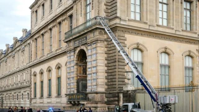 Agentes de la policía francesa junto a una escalera extensible utilizada por los ladrones para entrar en el museo del Louvre en París, el 19 de octubre de 2025. (Dimitar Dilkoff/AFP vía Getty Images)
