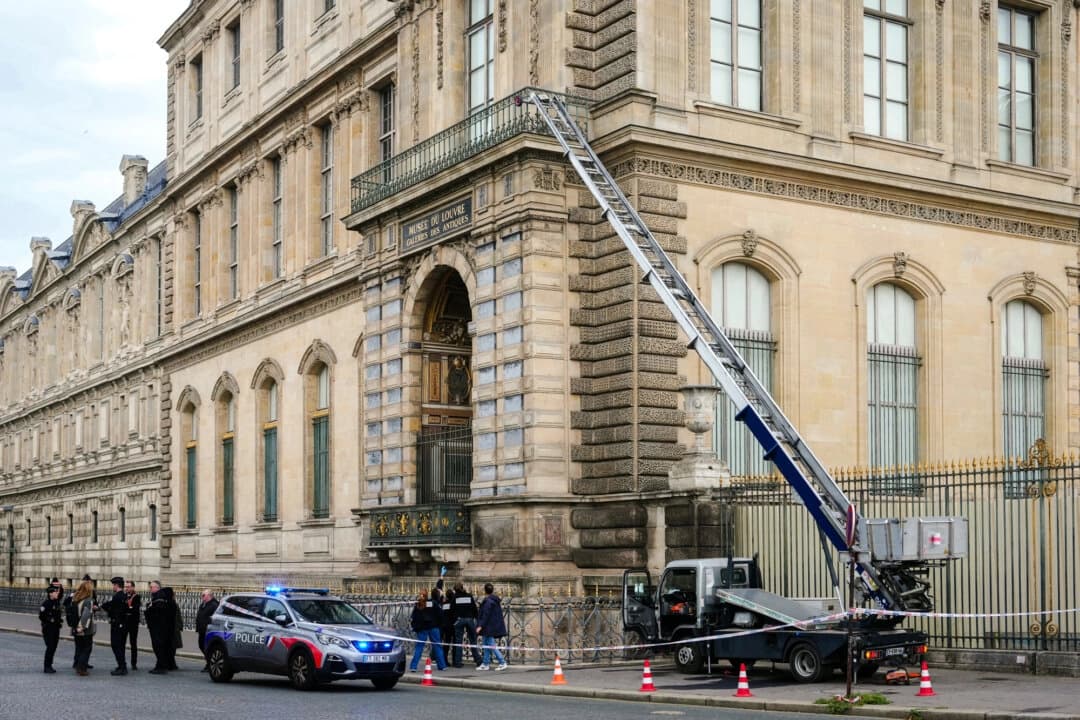 Agentes de la policía francesa junto a una escalera extensible utilizada por los ladrones para entrar en el museo del Louvre en París, el 19 de octubre de 2025. (Dimitar Dilkoff/AFP vía Getty Images)
