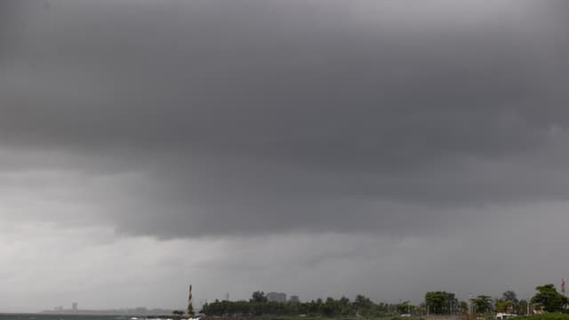 Fotografía de la lluvia durante el paso del huracán Melissa por el Caribe. (EFE/ Orlando Barría)