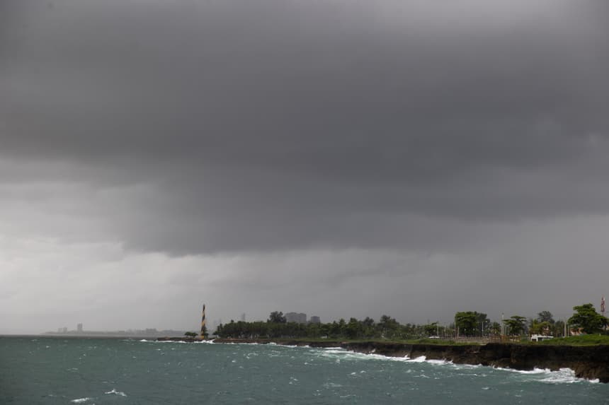 Fotografía de la lluvia durante el paso del huracán Melissa por el Caribe. (EFE/ Orlando Barría)