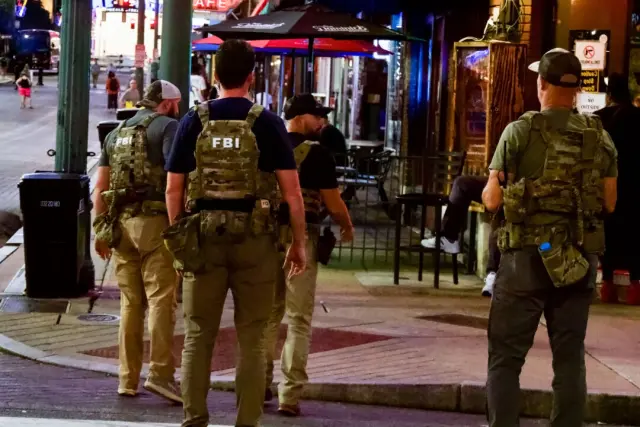 Agentes del FBI patrullan Beale Street en Memphis, Tennessee, el 5 de octubre de 2025. (Travis Gillmore/The Epoch Times)