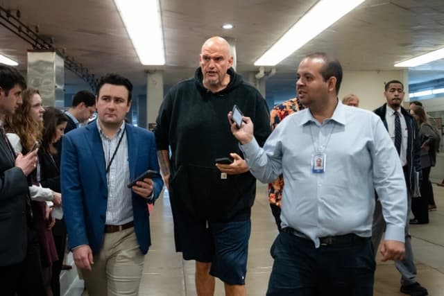 El senador John Fetterman (D-Pa.) habla con la prensa en Washington, el 9 de octubre de 2025. (Madalina Kilroy/The Epoch Times)