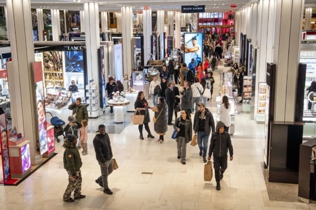 La gente compra en una tienda de la ciudad de Nueva York, el 21 de marzo de 2025. (Samira Bouaou/The Epoch Times)