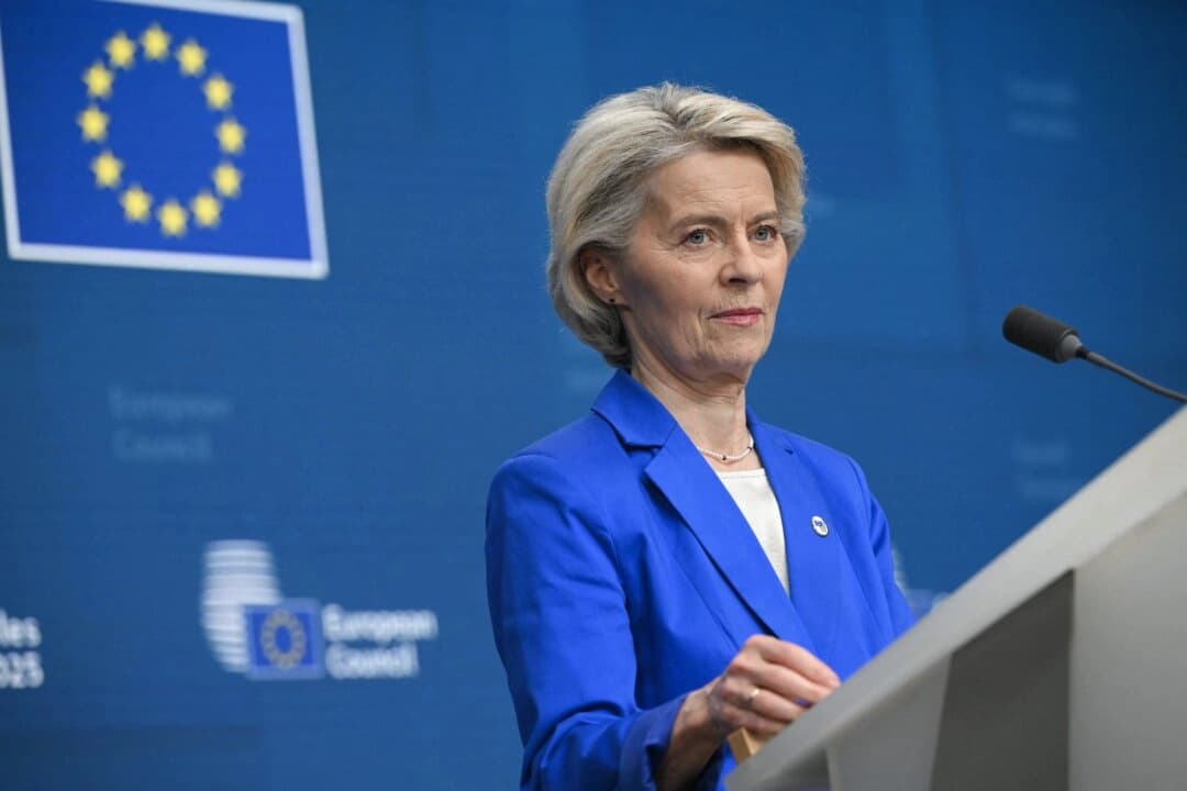 La presidenta de la Comisión Europea, Ursula Von der Leyen, habla durante una rueda de prensa en el marco de la reunión del Consejo Europeo que reúne a los 27 líderes de la UE para debatir sobre Ucrania, la defensa europea, los recientes acontecimientos en Oriente Medio, la competitividad, la vivienda y la migración, en Bruselas, el 23 de octubre de 2025. (Nicolas Tucat/AFP a través de Getty Images)