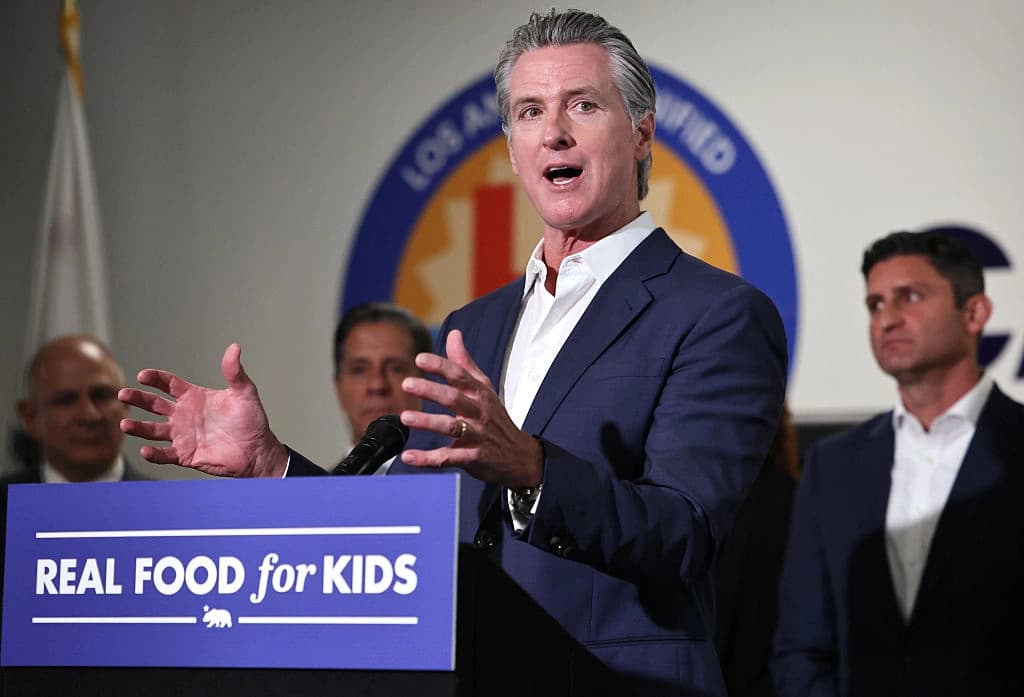 El gobernador de California, Gavin Newsom, habla en la escuela secundaria Belvedere de Los Ángeles el 8 de octubre de 2025. (Mario Tama/Getty Images)