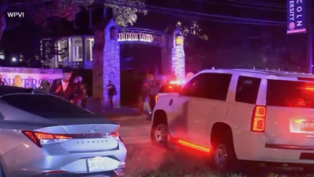 Se ve a agentes del orden afuera de la Universidad Lincoln de Pensilvania tras un tiroteo mortal cerca de Oxford, Pensilvania, el 25 de octubre de 2025. (WPVI-TV vía AP)