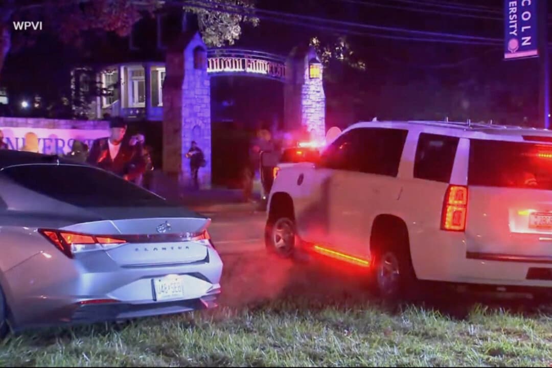 Se ve a agentes del orden afuera de la Universidad Lincoln de Pensilvania tras un tiroteo mortal cerca de Oxford, Pensilvania, el 25 de octubre de 2025. (WPVI-TV vía AP)