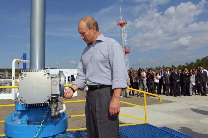 Vladimir Putin abre un acelerador durante la ceremonia de inauguración del tramo ruso del oleoducto Rusia-China en la región de Amur, Rusia, el 29 de agosto de 2010. (Alexey Druzhinin/AFP vía Getty Images)