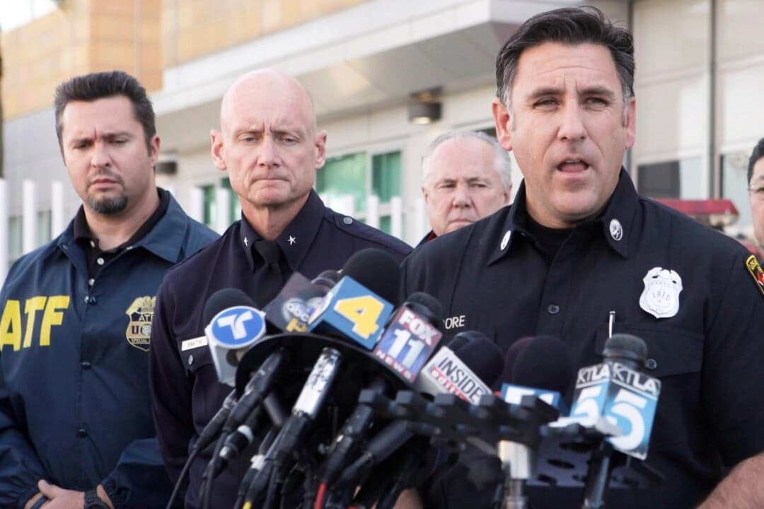 El capitán del Departamento de Bomberos de Los Ángeles, Jaime Moore (derecha), se dirige a los medios de comunicación en relación con la detención de un hombre en relación con docenas de presuntos incendios provocados que destruyeron coches aparcados, quemaron edificios y sacudieron gran parte de la segunda ciudad más grande del país durante el fin de semana de Año Nuevo, el 2 de enero de 2012, en Los Ángeles. (Nick Ut/AP Photo)