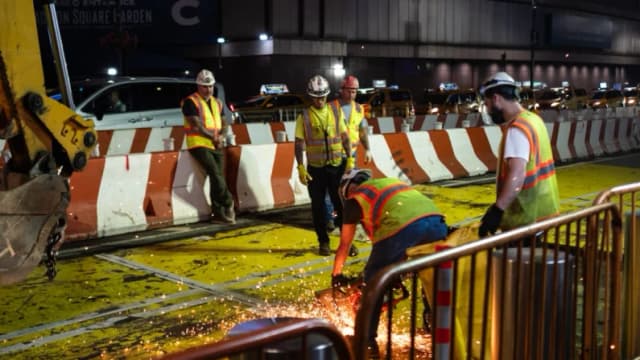 "Están llegando en masa": La Generación Z cambia los birretes de graduación por cascos de seguridad