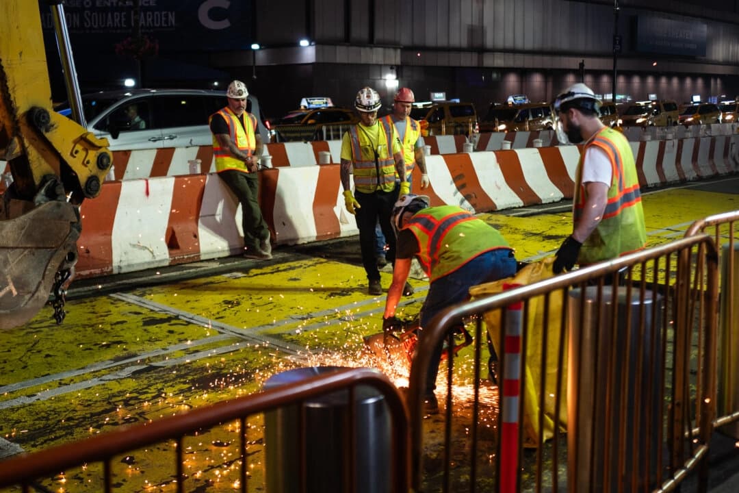 Trabajadores de la construcción en la ciudad de Nueva York, el 16 de junio de 2025. (Madalina Kilroy/The Epoch Times)