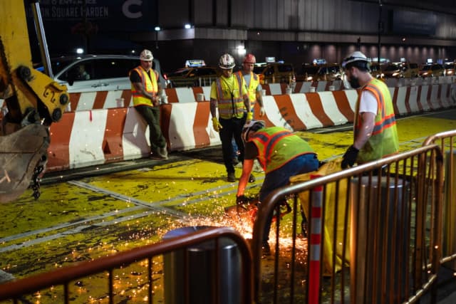"Están llegando en masa": La Generación Z cambia los birretes de graduación por cascos de seguridad