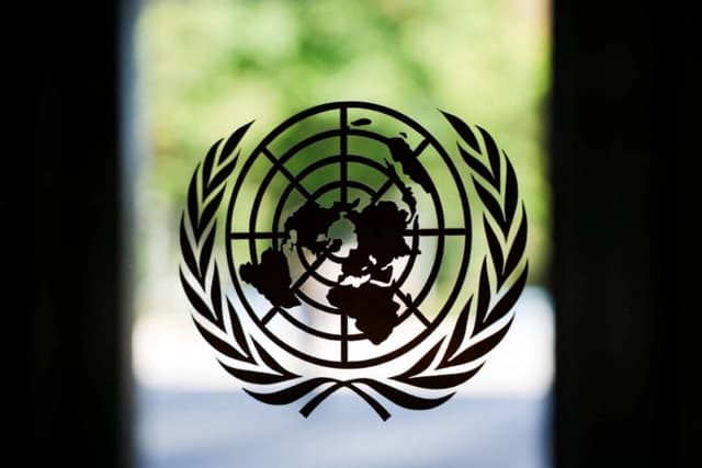 El logotipo de las Naciones Unidas adorna una ventana en la sede de la ONU, en la ciudad de Nueva York, el 18 de septiembre de 2025. (Jeenah Moon/Reuters)