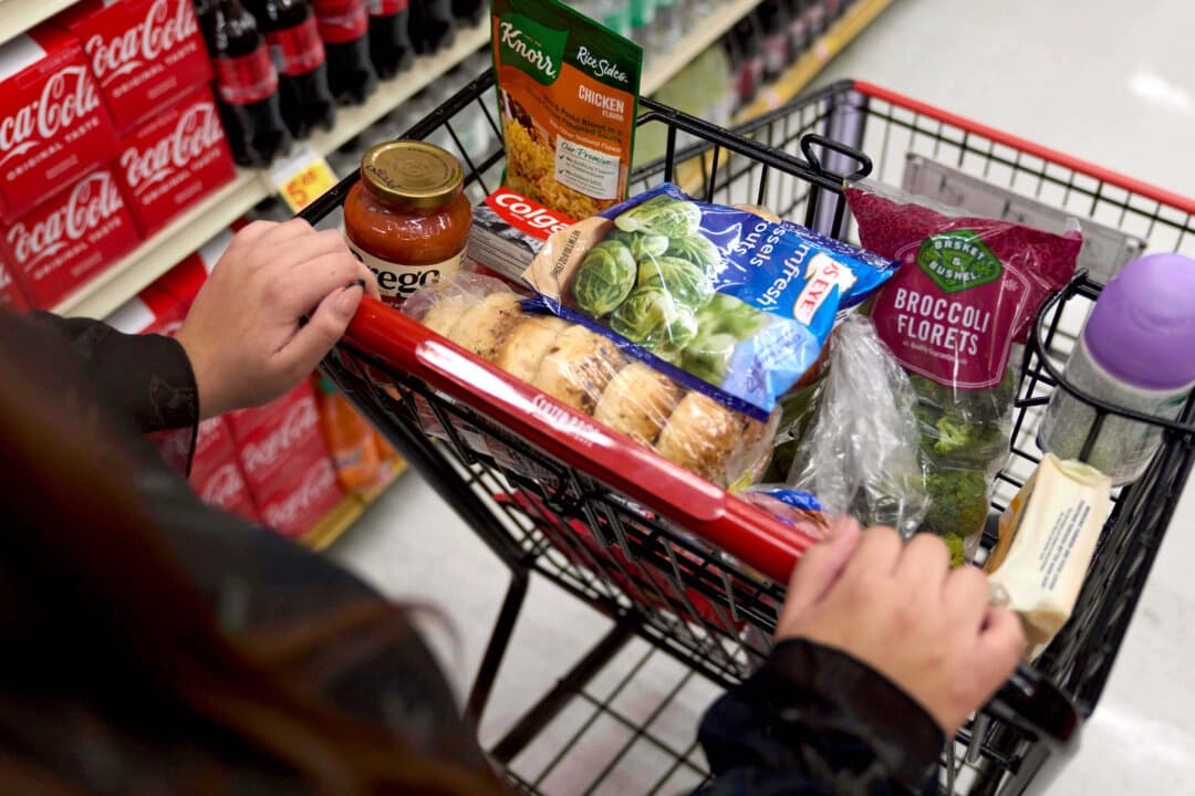 Un comprador de prestaciones SNAP de California empuja un carrito por un supermercado en Bellflower, California, el 13 de febrero de 2023. (Allison Dinner/AP Photo)
