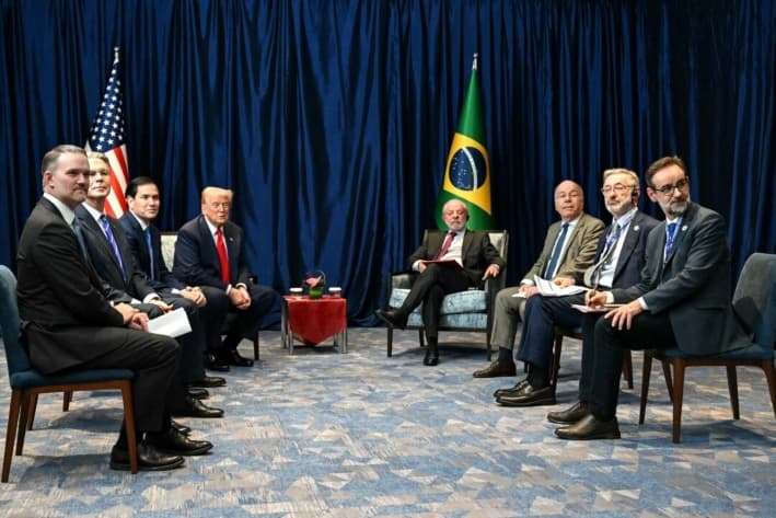 El presidente de Brasil, Luiz Inácio Lula da Silva (centro, derecha), se reúne con el presidente de Estados Unidos, Donald Trump (centro, izquierda), en el marco de la 47.° cumbre de la Asociación de Naciones del Sudeste Asiático (ASEAN), en Kuala Lumpur, Malasia, el 26 de octubre de 2025. (Andrew Caballero-Reynolds/AFP vía Getty Images)