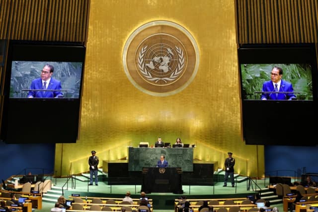 El presidente de Micronesia, Wesley Simina, se dirige a la Asamblea General de las Naciones Unidas en la sede de la ONU en la ciudad de Nueva York, el 25 de septiembre de 2025. (Charly Triballeau/AFP vía Getty Images)
