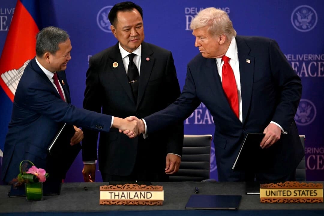 El primer ministro de Tailandia, Anutin Charnvirakul, observa cómo el primer ministro de Camboya, Hun Manet (izquierda), y el presidente de Estados Unidos, Donald Trump, se dan la mano al margen de la 47.ª cumbre de la Asociación de Naciones del Sudeste Asiático (ASEAN) en Kuala Lumpur, Malasia, el domingo 26 de octubre de 2025. (Mohd Rasfan/Pool Photo vía AP)